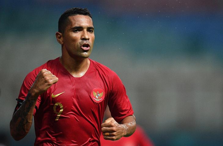 Pemain Timnas Indonesia Alberto Goncalves melakukan selebrasi usai mencetak gol ke gawang Timnas Myanmar dalam pertandingan persahabatan di Stadion Wibawa Mukti, Cikarang Timur, Kabupaten Bekasi, Jawa Barat, Rabu (10/10). Indonesia menang atas Myanmar dengan skor akhir 3-0. (ANTARA FOTO/Sigid Kurniawan)