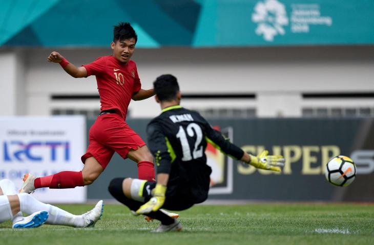 Pemain Timnas Indonesia U-19 Witan Sulaiman (kiri) menendang bola melewati kiper Timnas Yordania U19 Waleed Issam Ahmad dalam pertandingan persahabatan di Stadion Wibawa Mukti, Cikarang Timur, Jawa Barat, Sabtu (13/10). Timnas Indonesia U19 menang 3-2. (ANTARA FOTO/Sigid Kurniawan)