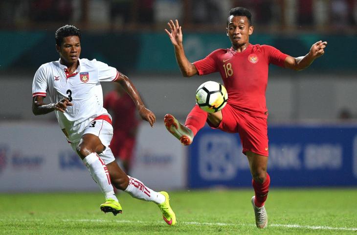 Pemain Timnas Indonesia Irfan Jaya (kanan) mengejar bola dibayangi pemain Pemain Myanmar Thein Than Win dalam pertandingan persahabatan di Stadion Wibawa Mukti, Cikarang Timur, Kabupaten Bekasi, Jawa Barat, Rabu (10/10). Indonesia menang atas Myanmar dengan skor akhir 3-0. (ANTARA FOTO/Sigid Kurniawan)