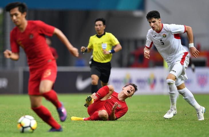 Pemain Timnas Indonesia U-19 Egy Maulana Vikri (kedua kanan) mengerang kesakitan usai berbenturan dengan pesepak bola Timnas Yordania U19 Hadi Omar Ahmed (kanan) dalam pertandingan persahabatan di Stadion Wibawa Mukti, Cikarang Timur, Jawa Barat, Sabtu (13/10). Timnas Indonesia U19 menang 3-2. (ANTARA FOTO/Sigid Kurniawan)