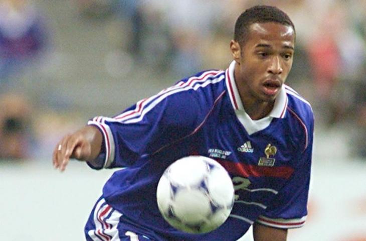 Pemain timnas Prancis, Thierry Henry mengontrol bola pada pertandingan semifinal Piala Dunia 1998 melawan Kroasia di Stadion Stade de France in Saint-Denis (8/7/1998) (AFP)