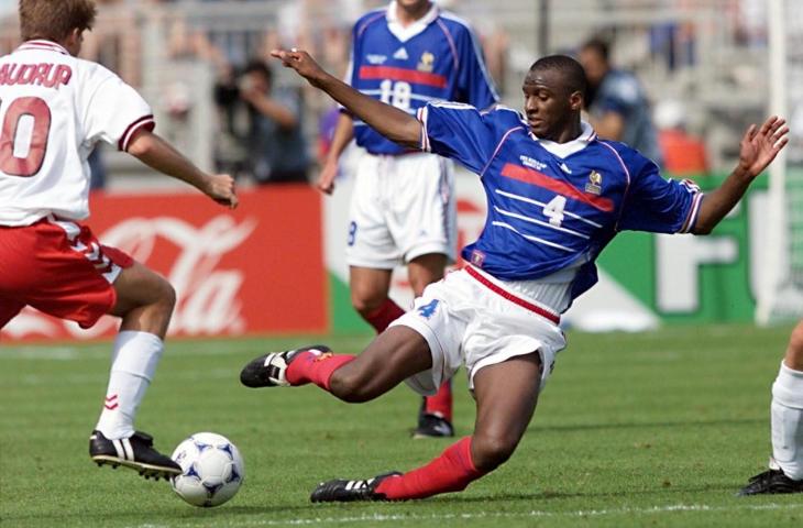 Pemain Timnas Prancis, Patrick Vieira (kanan) mencoba menekel pemain timnas Denmark Michael Laudrup (kiri) pada babak penyisihan grup C Piala Dunia 1998 (AFP)