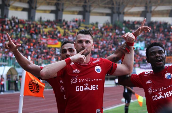 Pemain Persija Jakarta, Marko Simic (tengah) melakukan selebrasi usai mencetak gol ke gawang Perseru pada laga lanjutan Liga 1, di Stadion Patriot Candrabhaga di Bekasi, Jawa Barat, Senin (8/10). Pada pertandingan tersebut tuan rumah Persija Jakarta unggul atas Perseru dengan skor akhir 2-1. (ANTARA FOTO/Risky Andrianto)