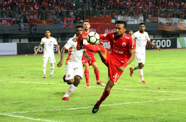 Pemain Perseru, Makarius Fredik Suruan (kiri) berusaha menghadang Pemain Persija Jakarta, Rohit Chand (kanan) pada laga lanjutan Liga 1, di Stadion Patriot Candrabhaga di Bekasi, Jawa Barat, Senin (8/10). Pada pertandingan tersebut tuan rumah Persija Jakarta unggul atas Perseru dengan skor akhir 2-1. (ANTARA FOTO/Risky Andrianto)