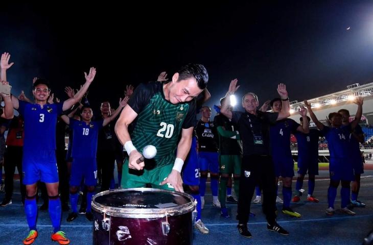 Kiper Timnas Thailand dan Eks Persib Bandung, Sinthaweechai Hathairattanakool Gantung Sepatu. (Thai League)