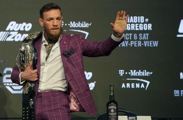 Connor McGregor saat melakoni sesi konferensi pers jelang laga menghadapi Khabib Nurmagomedov pekan lalu. [TIMOTHY A. CLARY / AFP]