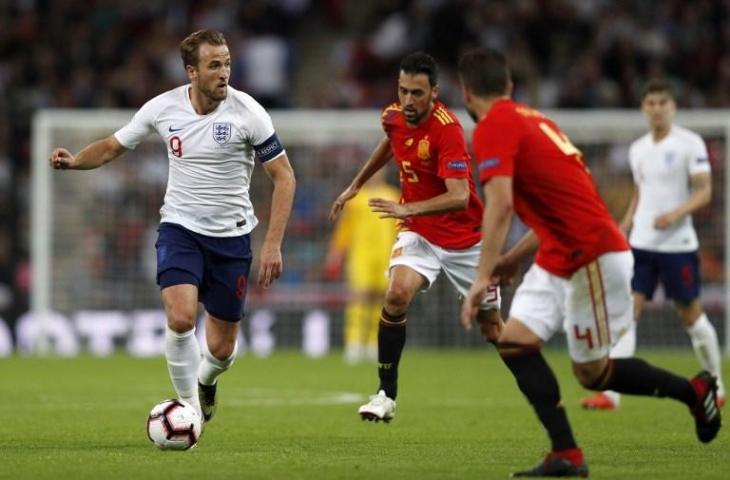 Striker Inggris, Harry Kane saat menghadapi Spanyol di UEFA Nations League. (Adrian Dennis/AFP).