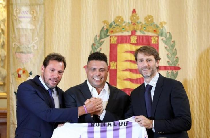 Ronaldo Nazario (tengah) saat penyerahan simbolik dalam konferensi pers Real Valladolid (Cesar Manso/AFP)