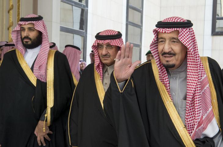 Raja Arab Saudi Salman bin Abdul Aziz Al Saud (kanan) bersama Putra Mahkota Arab Saudi Mohammed bin Nayef (tengah) dan Putra Mahkota Mohammed bin Salman (kiri) Tiba di Shura Council di Riyadh 2016 (AFP)
