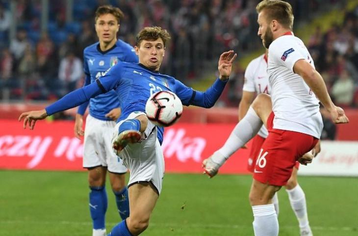 Pemain Italia, Nicolo Barella dan pemain Polandia, Jakub Blaszczykowski berebut bola dalam laga UEFA Nations League di Stadion Slaski, Chorzow, Polandia, Senin (15/10/2018) dini hari tadi. [Janek SKARZYNSKI / AFP]