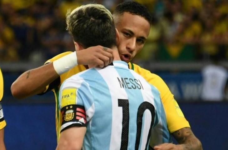 Lionel Messi dan Neymar berpelukan usai pertandingan berakhir di babak kualifikasi Piala Dunia 2018 (Vanderlei Almeida/AFP)