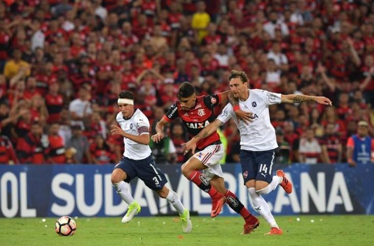 Aksi Lucas Paqueta saat melawan Independiente pada 13 Desember 2017 (Carl de Souza/AFP)