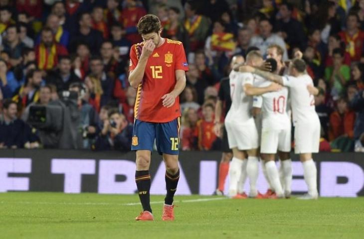 Marcos Alonso terlihat sedih seusai Spanyol ditaklukkan Inggris di ajang UEFA Nations League, Selasa (16/10/2018) dini hari tadi. [CRISTINA QUICLER / AFP]