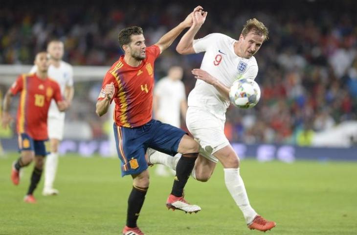 Harry Kane dan Nacho terlibat duel perebutan bola pada pertemuan di UEFA Nations League pada 15 Oktober 2018 (Cristina Quicler/AFP)