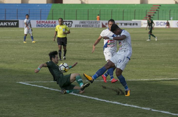 Pemain PS Tira Jeon Woo-young (kiri) berebut bola dengan pemain PSIS Semarang Hari Nur Yulianto (kanan) saat laga Liga 1 di Stadion Sultan Agung, Bantul, DI Yogyakarta, Rabu (17/10/2018). PSIS Semarang menang atas PS Tira dengan skor 0-1. (ANTARA FOTO/Hendra Nurdiyansyah)