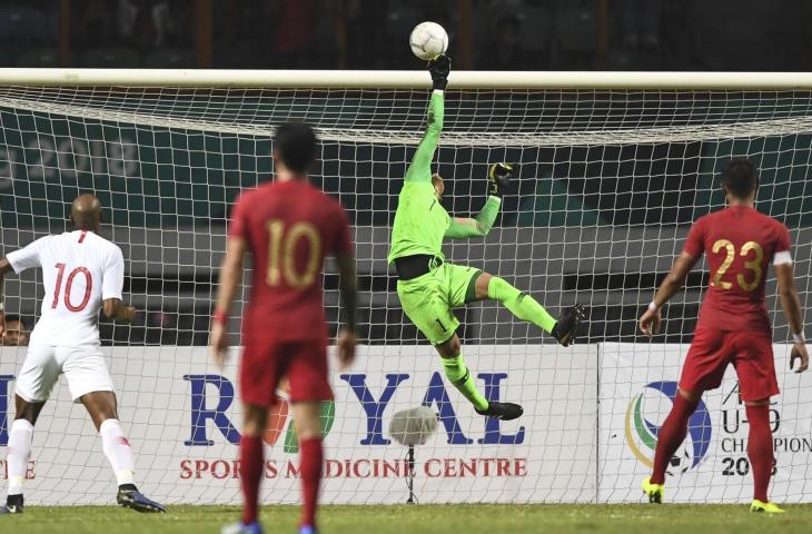 Kiper Timnas Indonesia Muhammad Ridho menepis bola yang ditendang oleh pemain Timnas Hong Kong dalam laga International Friendly Match di Stadion Wibawa Mukti, Cikarang, Bekasi, Jawa Barat, Selasa (16/10/2018). Pertandingan tersebut berakhir imbang dengan skor 1 - 1. (ANTARA FOTO/Hafidz Mubarak)