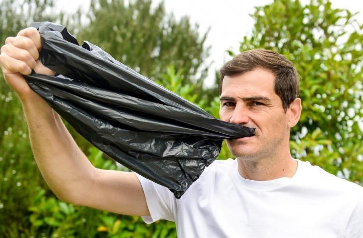 Kiper FC Porto, Iker Casillas melakukan kampanye anti sampah plastik di laut 