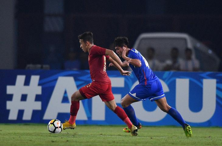 Pemain Timnas Indonesia U-19 Egy Maulana Vikri (kedua kanan) menggiring bola dibayangi tiga pemain Timnas Taiwan dalam penyisihan Grup A Piala Asia U-19 di Stadion Utama Gelora Bung Karno, Jakarta, Kamis (18/10/2018). (ANTARA FOTO/Sigid Kurniawan)