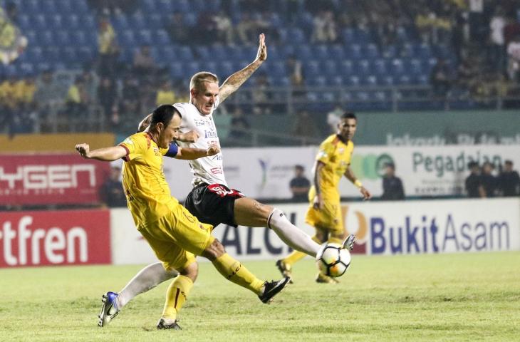 Pemain Sriwijaya FC Yu Hyunkoo (kiri) berebut bola dengan pemain Bali United FC Nick Van Der Velden (kanan) saat pertandingan Go Jek Liga 1 2018 di Stadion Gelora Sriwijaya Jakabaring (GSJ), Palembang, Sumatera Selatan, Sabtu (6/10). Bali United FC kalah atas tuan rumah Sriwijaya FC dengan skor 3-2. (ANTARA FOTO/Nova Wahyudi)