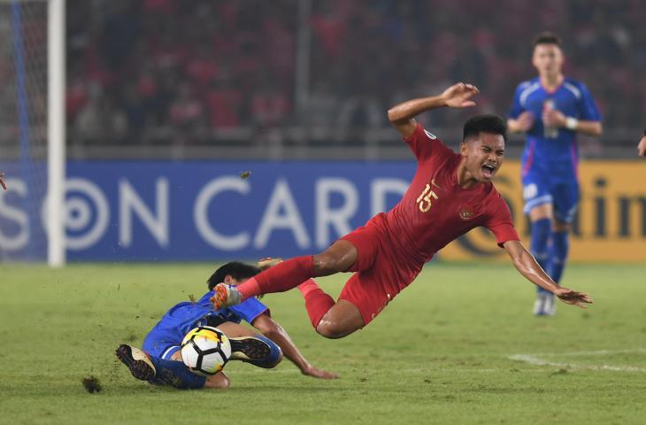 Pemain Timnas Indonesia U-19, Saddil Ramdani (kanan) terjatuh saat berusaha melewati hadangan pesepak bola Taiwan dalam laga Grup A Piala Asia U-19 di Stadion Utama Gelora Bung Karno, Jakarta, Kamis (18/10/2018). (ANTARA FOTO/Akbar Nugroho Gumay)