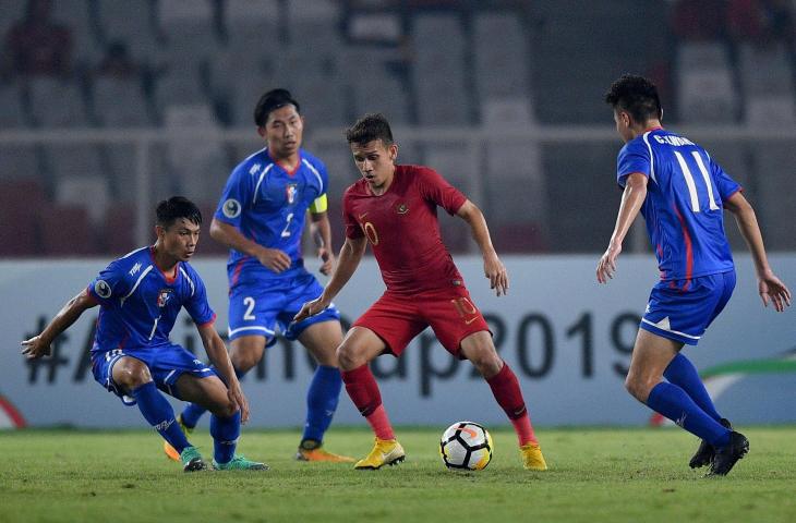 Pemain Timnas Indonesia U-19 Egy Maulana Vikri (kedua kanan) menggiring bola dibayangi tiga pemain Timnas Taiwan dalam penyisihan Grup A Piala Asia U-19 di Stadion Utama Gelora Bung Karno, Jakarta, Kamis (18/10/2018). (ANTARA FOTO/Sigid Kurniawan)