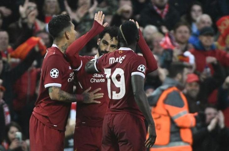 Mohamed Salah, Sadio Mane, dan Roberto Firmino merayakan gol Salah di Liga Champions pada 24 April 2018 (Filippo Monteforte/AFP)
