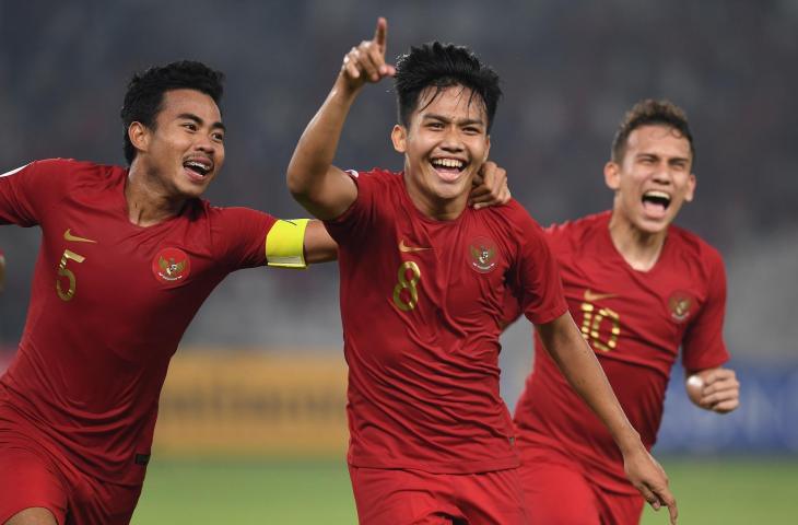 Pemain Timnas Indonesia U-19 Witan Sulaeman (tengah) berselebrasi usai mencetak gol ke gawang Taiwan dalam laga Grup A Piala Asia U-19 di Stadion Utama Gelora Bung Karno, Jakarta, Kamis (18/10/2018). Indonesia menang dengan skor 3-1. (ANTARA FOTO/Akbar Nugroho Gumay)