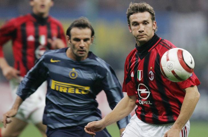 Pemain AC Milan, Andriy Shevchenko (kanan) dibayangi oleh pemain Inter Milan, Cristian Zanetti (kiri) pada laga leg kedua perempat final Liga Champions di Stadion San Siro (12/4/2005) (AFP)