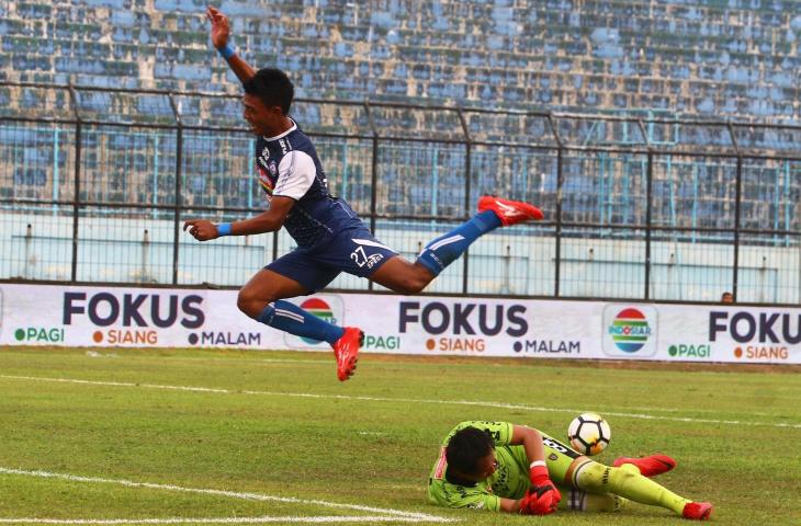 Pemain Arema FC, Dedik Setiawan (kiri) melompat untuk menghindari tubuh penjaga gawang Bali United, I Made Wardana (kanan) dalam pertandingan Liga 1 di Stadion Kanjuruhan, Malang, Jawa Timur, Sabtu (20/10/2018). Arema mengalahkan Bali United dengan skor akhir 3-1. (ANTARA FOTO/Ari Bowo Sucipto)