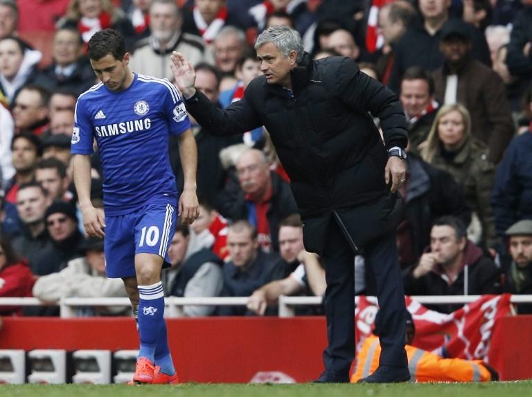 Mantan pelatih Chelsea, Jose Mourinho saat memberikan instruksi kepada Eden Hazard pada 26 April 2015 (Adrian Dennis/AFP)