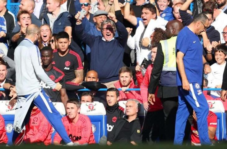 Aksi provokatif Marco Iaani di laga Chelsea vs Manchester United. (Dok. DNA India).