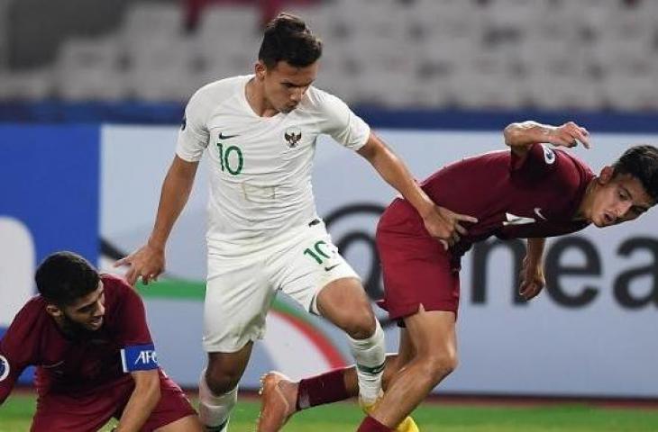 Penyerang Timnas Indonesia U-19, Egy Maulana Vikri (tengah) berduel dengan dua pemain Timnas Qatar U-19. [ANTARA FOTO/Wahyu Putro A]