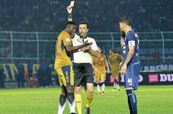 Mooud Bonyadifard saat memimpin laga Arema vs Persib Bandung. (Dok Simamaung).