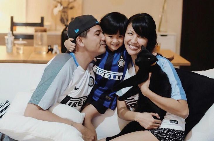 Keluarga Ryan Delon dan Sharena Gunawan saat menyaksikan laga Inter Milan (@mrssharena/Instagram)