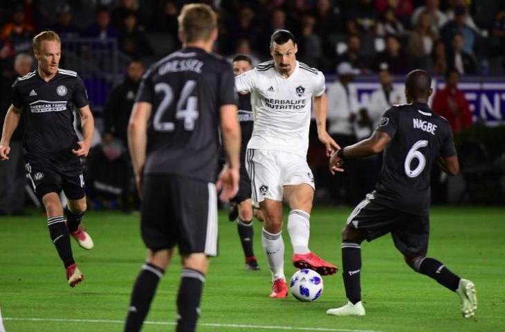 Aksi Zlatan Ibrahimovic saat melawan Atlanta United pada 20 April 2018 (Frederic J. Brown/AFP)