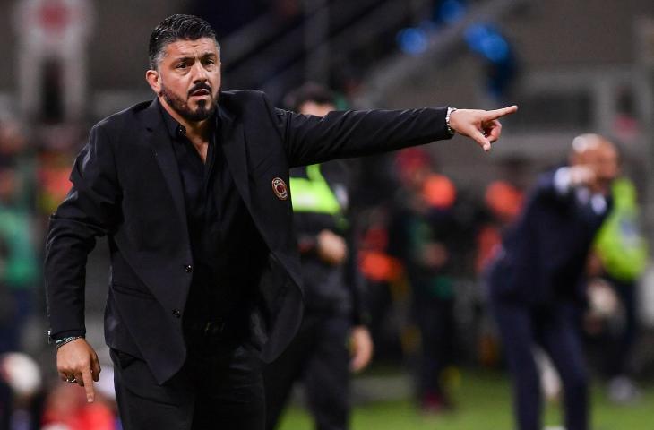 Pelatih AC Milan, Gennaro Gattuso memberikan arahan pada pemainnya saat melawan Inter Milan di Stadion Giussepe Meaza, Milan, Senin (22/10/2018) (AFP)