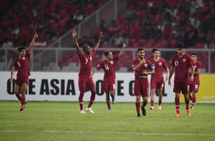 Pemain Timnas Qatar U-19 melakukan selebrasi seusai menjebol gawang Timnas Indonesia U-19 dalam penyisihan Grup A Piala Asia U-19 di Stadion Utama Gelora Bung Karno, Jakarta, Minggu (21/10/2018). Indonesia U-19 kalah 5-6 atas Qatar. (ANTARA FOTO/Wahyu Putro A)