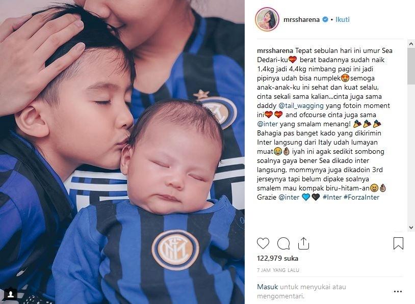 Anak kedua Ryan Delon dan Sharena Gunawan mendapat hadiah jersey dari Inter Milan (@mrssharena/Instagram)