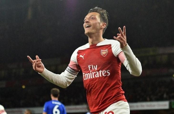 Selebrasi Mesut Ozil saat mencetak gol ke gawang Leicester City pada 22 Oktober 2018 (Glyn Kirk/AFP)