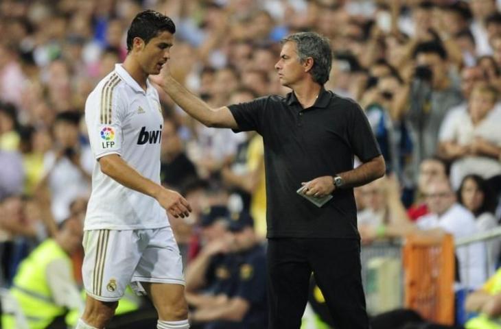 Jose Mourinho menyambut Cristiano Ronaldo saat Real Madrid menghadapi Real Betis pada 15 Oktober 2011 (Javier Soriano/AFP)