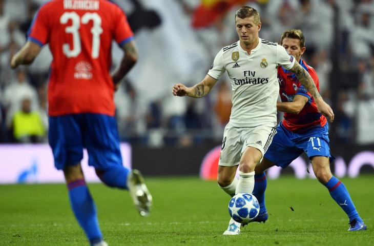 Pemain Real Madrid, Toni Kroos dikawal pemain Viktoria Plzen, Patrik Hrosovsky pada laga Liga Champions grup G antara Real Madrid vs Viktoria Plzen di Stadion Santiago Bernabeu (AFP)