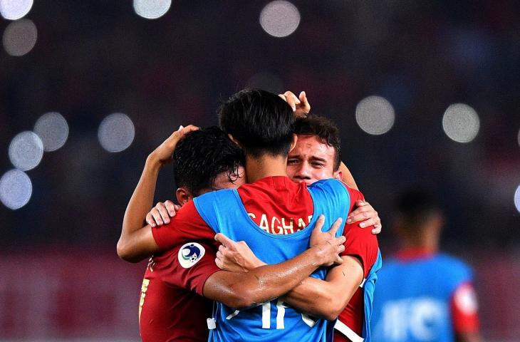 Pemain Timnas Indonesia U-19 Egy Maulana Vikri, Syahrian Abimanyu dan Hanis Saghara Putra berpelukan usai mengalahkan Timnas Uni Emirat Arab dalam penyisihan Grup A Piala Asia U-19 di Stadion Utama Gelora Bung Karno. Indonesia berhasil melaju ke perempat final setelah menjadi "runner up" dengan menaklukkan Uni Emirat Arab 1-0.