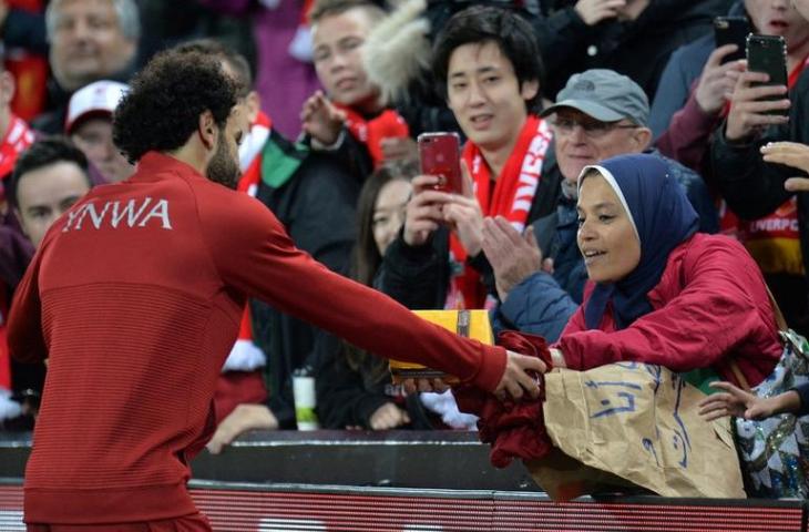 Mohamed Salah menerima hadiah cokelat dari fan berjilbab. (Dok. RT).