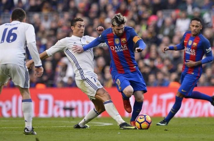 Lionel Messi dan Cristiano Ronaldo berebut bola di laga El Clasico yang dihelat di Camp Nou, 2016 silam. [JOSEP LAGO / AFP]