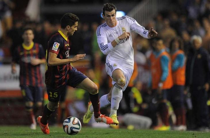 Gareth Bale vs Marc Brtra. (Dok. GiveMeSports).