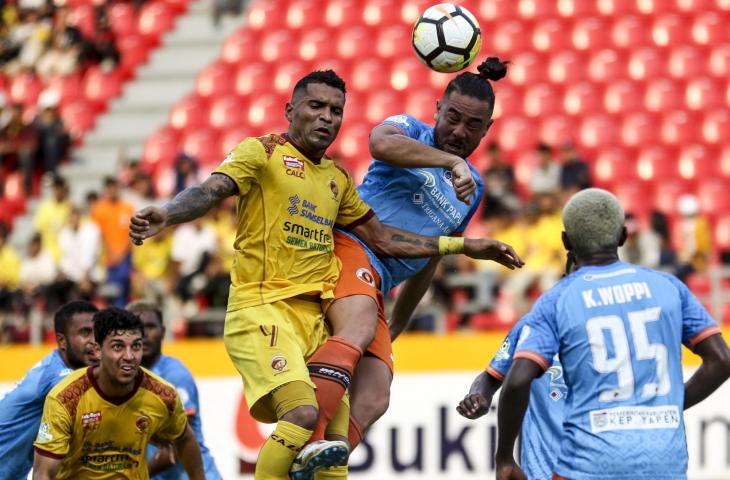 Pemain Sriwijaya Alberto Goncalves Da Costa (kiri atas) berebut bola dengan pemain Perseru Serui Yamashita Kunihiro (kanan atas) saat pertandingan Liga 1 2018 di Stadion Gelora Sriwijaya Jakabaring (GSJ), Palembang, Sumatra Selatan, Senin (29/10/2018). Sriwijaya FC menang atas Perseru dengan skora akhir 4-0. (ANTARA FOTO/Nova Wahyudi)