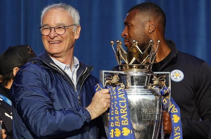 Claudio Ranieri merayakan gelar Liga Primer Inggris musim 2015/2016. (Adrian Dennis/AFP).