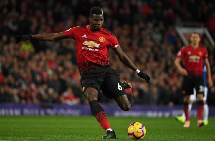 Paul Pogba saat melakukan tendangan penalti ke gawang Everton pada 28 Oktober 2018 (Paul Ellis/AFP)