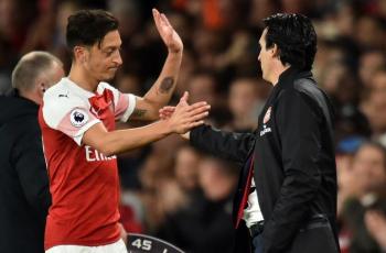 Ozil Marah dan Lempar Sarung Tangan saat Hadapi Crystal Palace