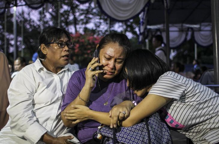 Keluarga korban jatuhnya pesawat Lion Air JT-610 rute Jakarta-Pangkalpinang, Lydia Levina (tengah) berada di Crisis Center Bandara Halim Perdanakusuma, Jakarta, Senin (29/10/2018). Presiden Direktur Lion Air Edward Sirait menyatakan posko utama bagi keluarga korban berada di Crisis Center Bandara Halim Perdanakusuma. (ANTARA FOTO/Dhemas Reviyanto)